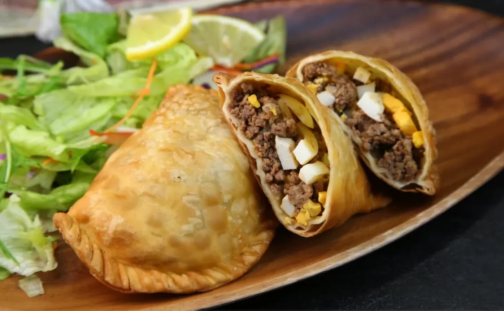 Empanada de carne cortada al medio